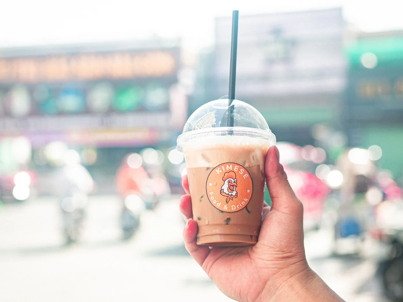 Una tazza di caffè vietnamita su un piccolo tavolino da strada